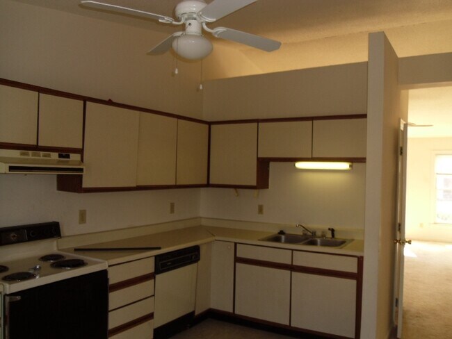 Foto del edificio - 8131 Farmlea Cir