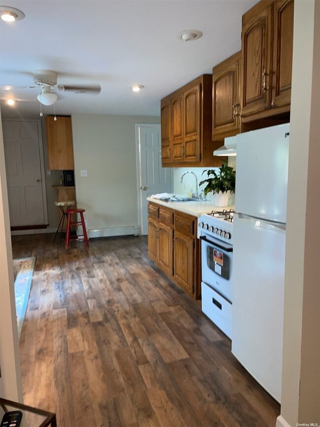 8 Huyler Rd, Setauket East Setauket, NY 11733 Room for Rent in