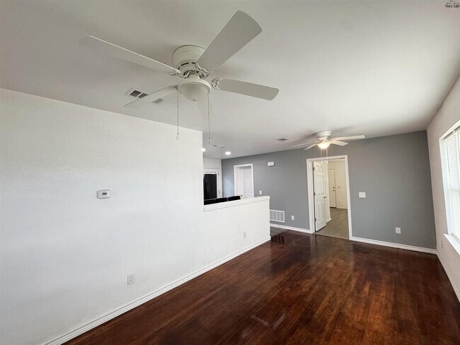 Building Photo - 406 2nd St