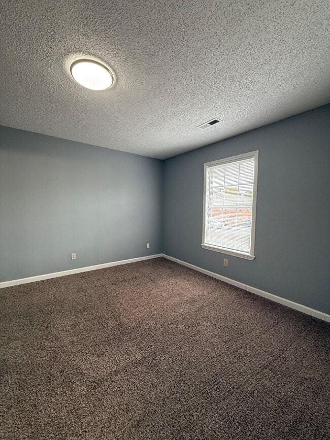 Building Photo - 3864 Northeast Dr