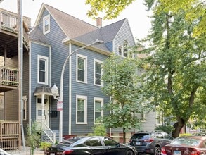 Building Photo - 1111 W Roscoe St