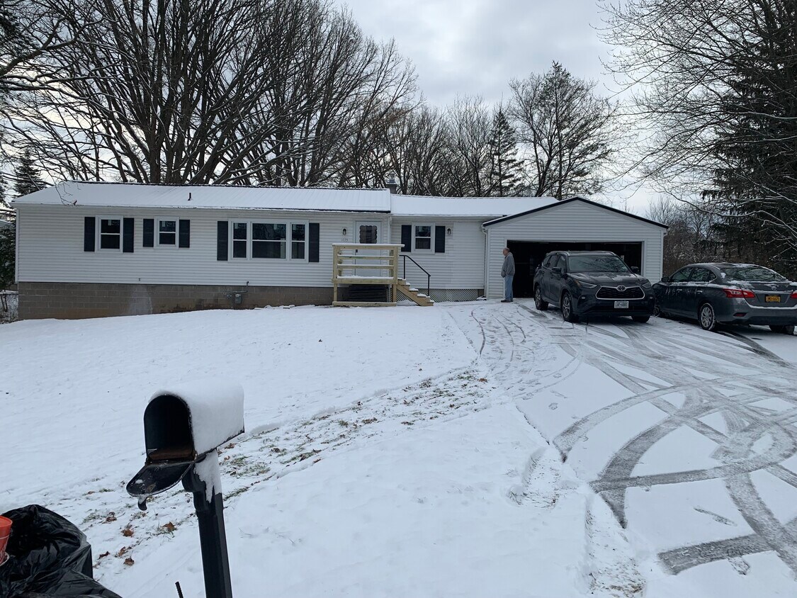 Primary Photo - 1035 Calkins Rd