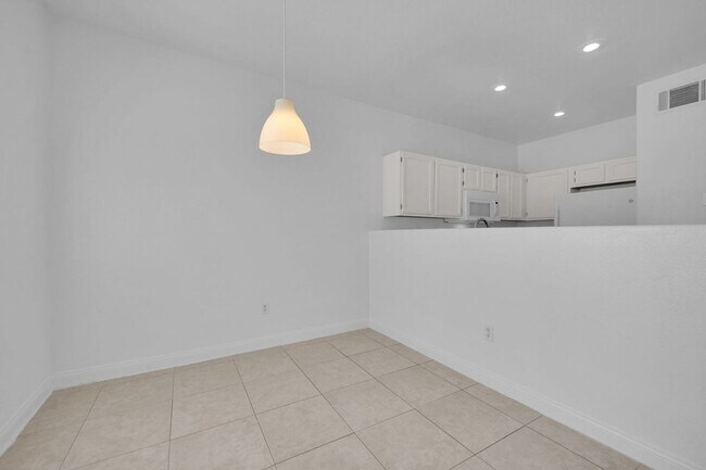Foto del edificio - 2 BEDROOM 2 BATH CONDO NEW FLOORING