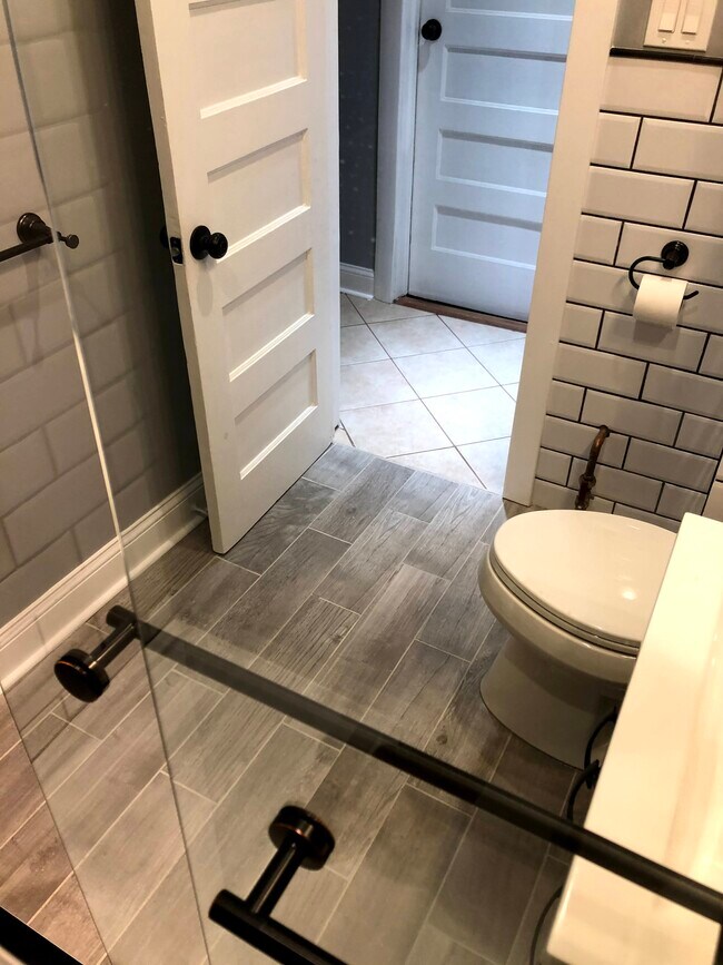 Bathroom: - 2700 S Komensky Ave