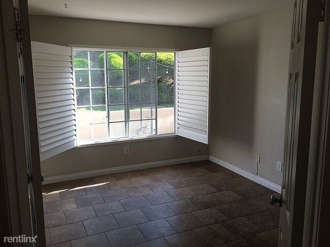 Foto del edificio - 1046 S Dewcrest Dr