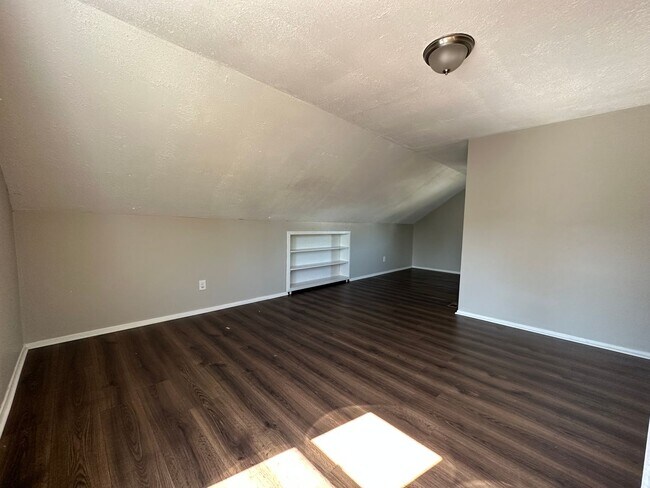 Foto del edificio - Single Family Home 3 beds 1 bath Available...