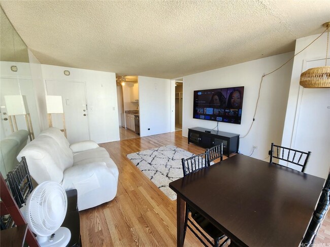 Building Photo - High Rise, Furnished, Central AC