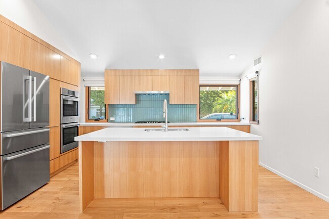 Foto del edificio - 4533 Collett Ave