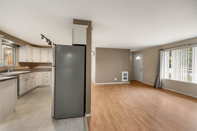 Foto del edificio - 4 Bedroom Home with Covered Parking & Fenced Backyard