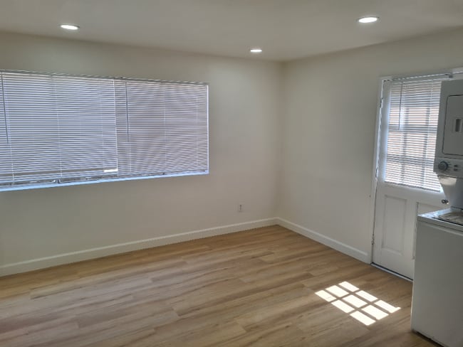 Building Photo - 1028 Farel Ave