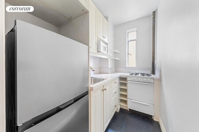 Building Photo - 250 W 24 St