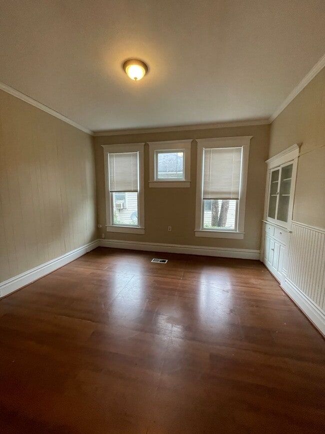 Building Photo - Large floor plan 3/2