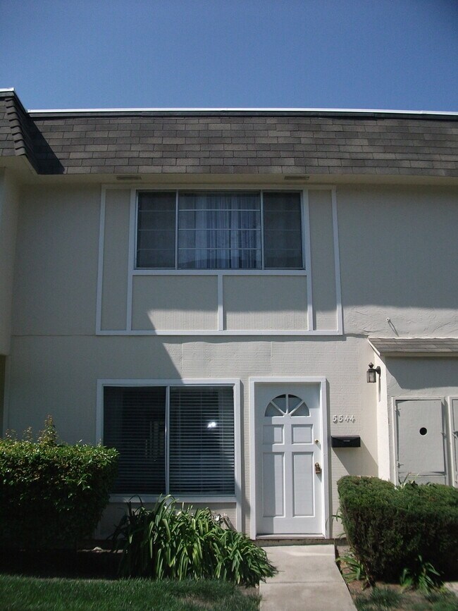 Building Photo - Remodeled South San Jose Townhouse