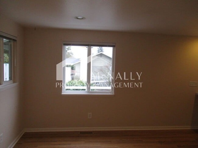 Building Photo - 2 Bedroom, 1.5 Bath Soundview Drive Duplex