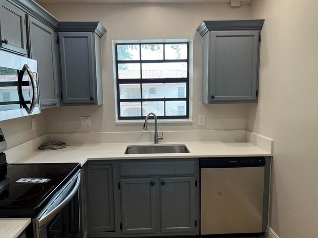 Building Photo - 315 Palmwood Pl