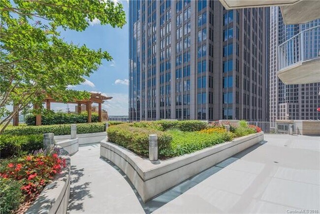 Foto del edificio - 210 N Church St