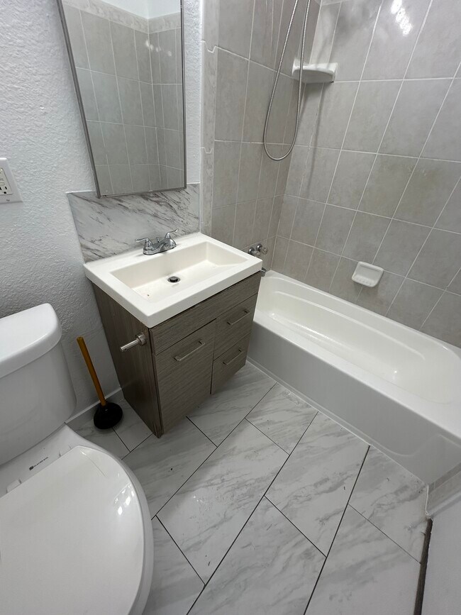Foto del edificio - 3457 Ocean View Blvd