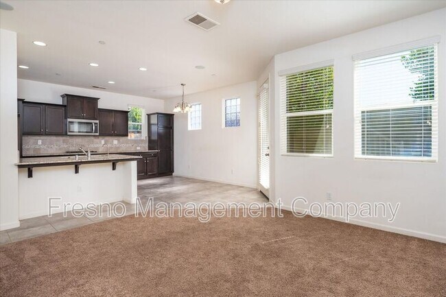 Building Photo - 7076 N Refinement Dr