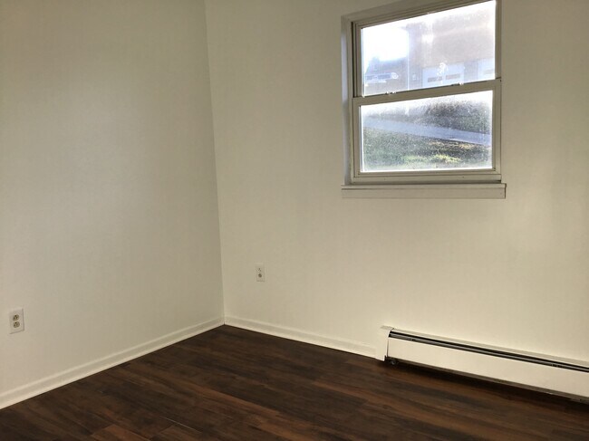 Building Photo - 529 Moore Ave