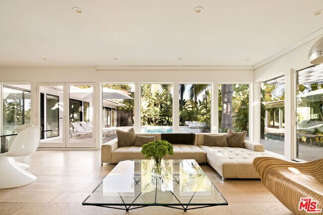 Foto del edificio - 2872 Nichols Canyon Rd