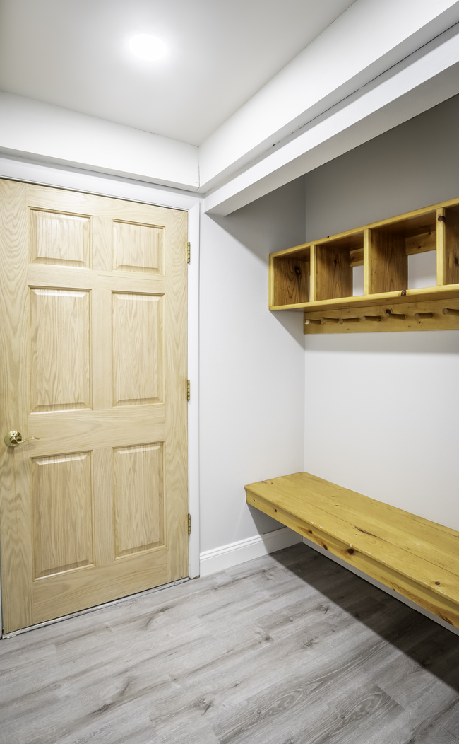 Unit Entry - 901 E Hyman Ave