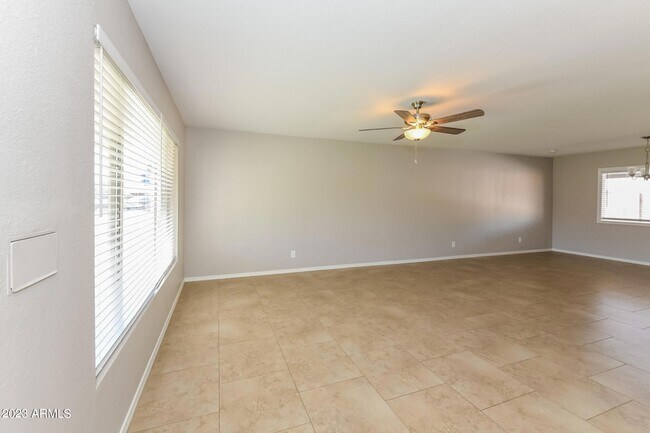 Foto del edificio - 8620 E Northland Dr