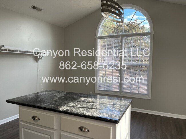 Building Photo - 461 Bedford Knoll Dr