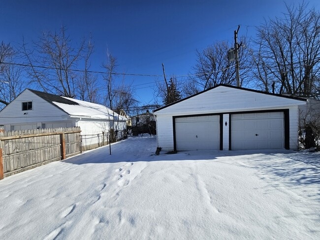 Foto del edificio - 4445 E 154th St