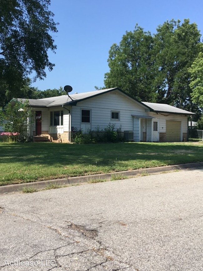 Building Photo - 4 br, 2 bath House - 901 Pine