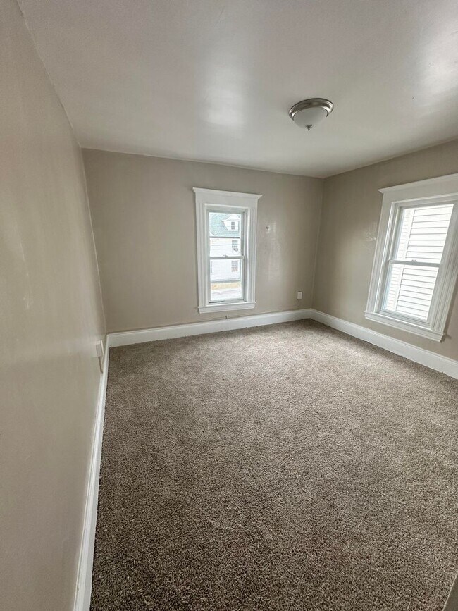 Foto del edificio - 3 Bedroom | 1 Bathroom | $1,600