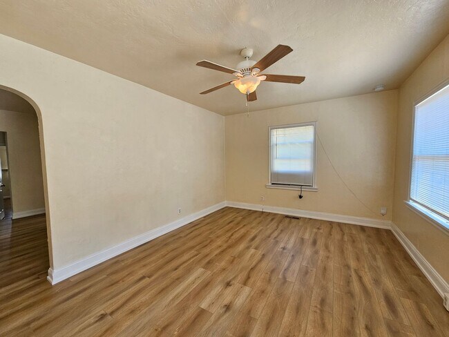 Building Photo - Charming Midtown House