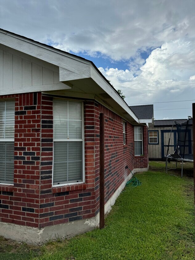 Building Photo - 148 W Brazos St