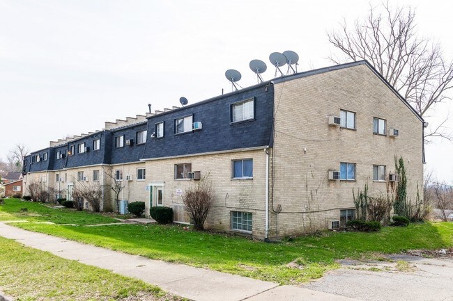 Building Photo - Cherrywood Manor