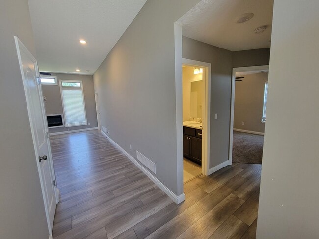 Building Photo - 3 bed/2 bath single- family home