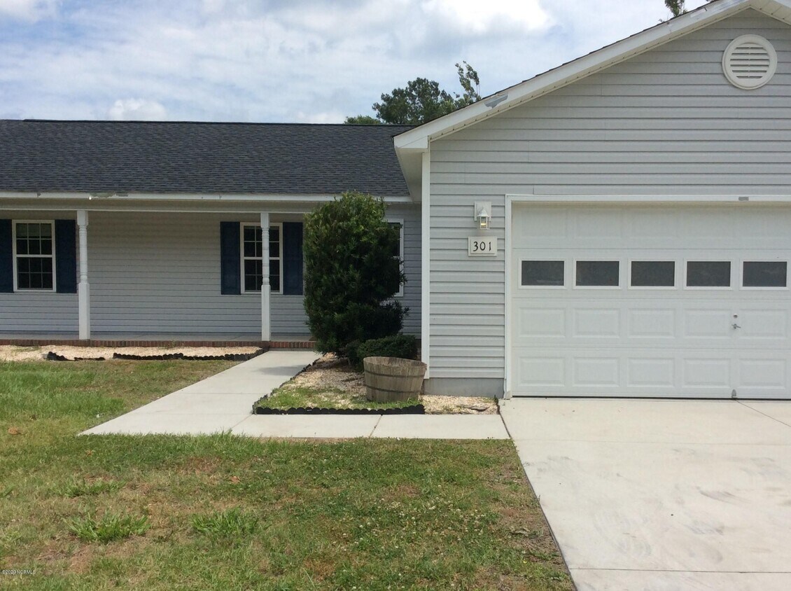 Primary Photo - 301 5 Mile Rd