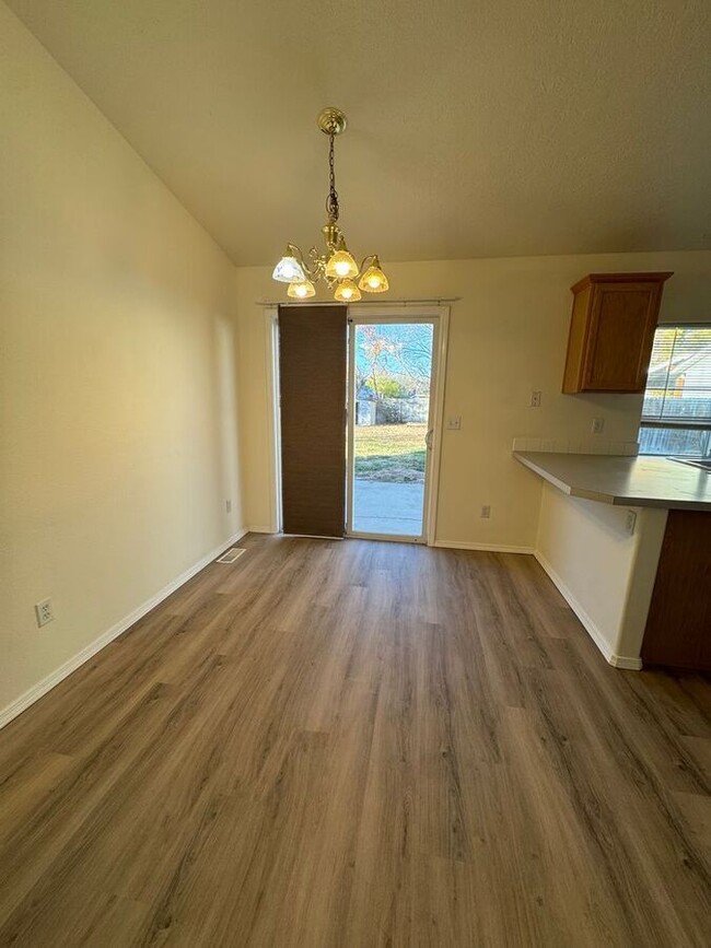 Building Photo - Bright Open Spacious Kuna Home!