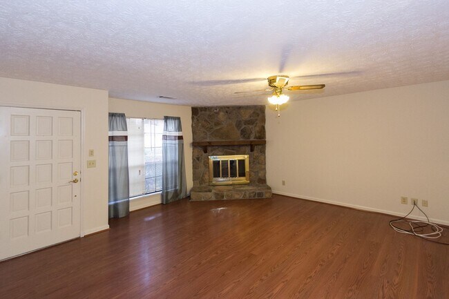 Building Photo - COMING SOON - Spacious 3 Bedroom, 2 Bathro...