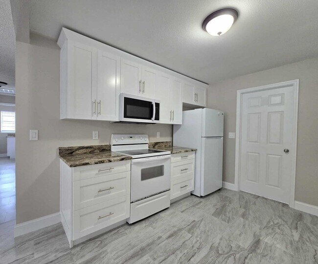 Foto del edificio - NEWLY RENOVATED 3 Bedroom 1.5 Bath now for...
