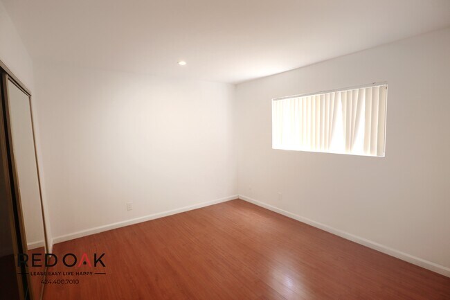 Building Photo - 3860 Mentone Ave