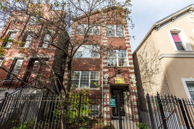 Foto del edificio - Condo Quality 3Bed/2bath in Wicker Park! In-Unit Laundry! Central Air! Blue Line!