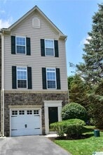 Building Photo - 1600 Oakridge Ln