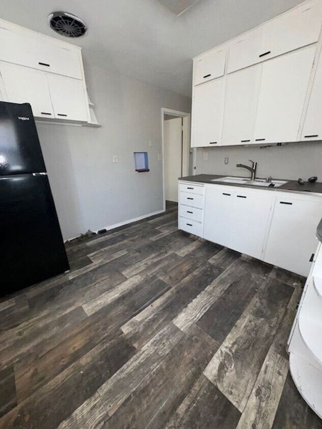 Foto del edificio - 421 N Nesmith Ave