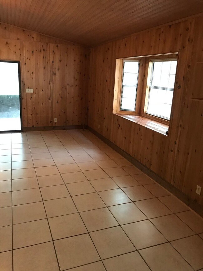 Foto del edificio - 4x2 large home for rent!