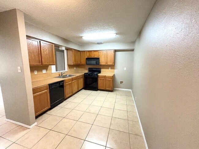 Building Photo - 803 Country Aire Dr