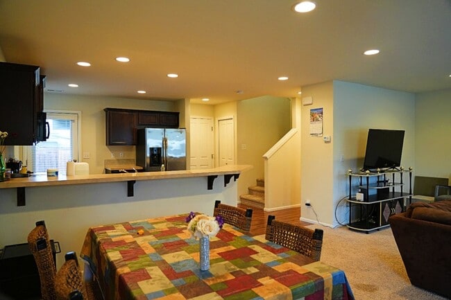Building Photo - Lovely 3 bedroom 2.5 bath + office space i...