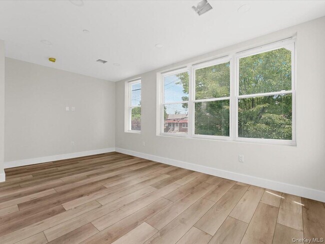 Foto del edificio - 910 E 226th St