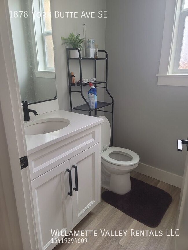 Building Photo - Newer home in Salem - Available mid-June