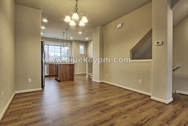 Foto del edificio - 2 Bed, 2.5 Baths Tri-Level Townhome with Open Office in Sherwood