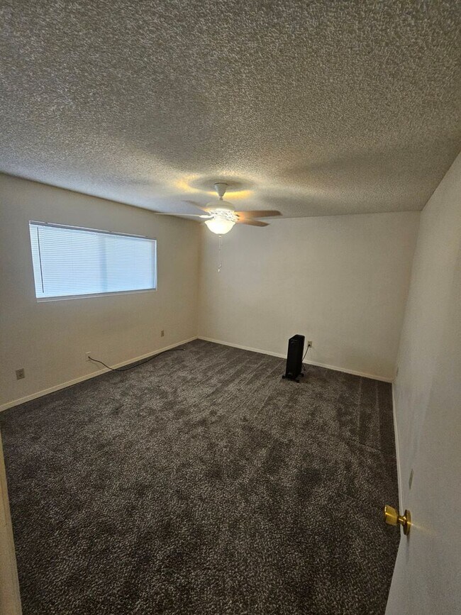 Building Photo - Updated 2 bedroom/1 bathroom apartment wit...