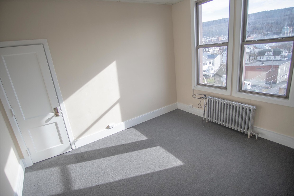 24 E 3rd St Unit 405, Mount Carmel, PA 17851 Room for Rent in Mount